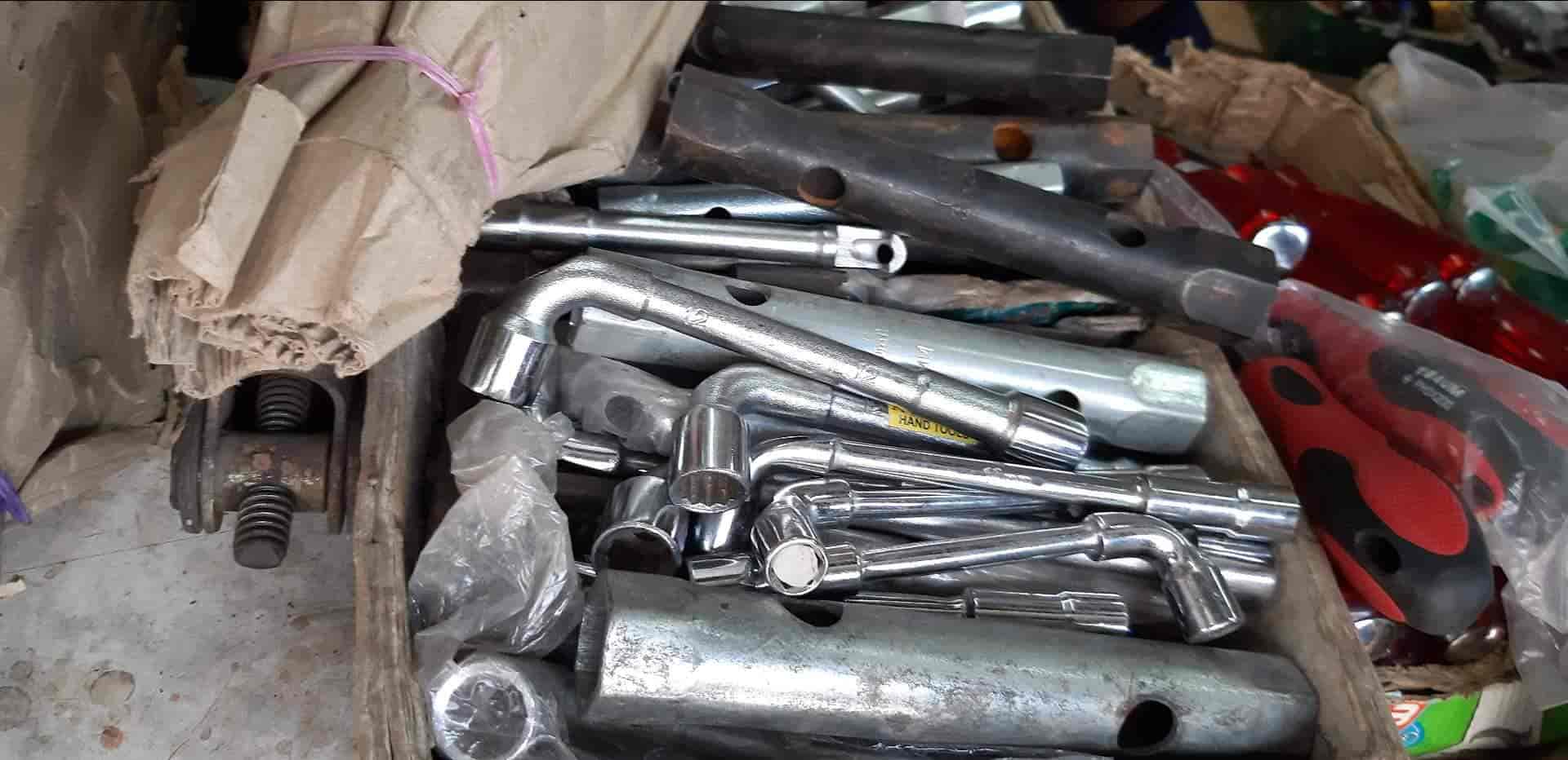 Paras Traders in Mirzapur,Ahmedabad Best Garage Tool Dealers in
