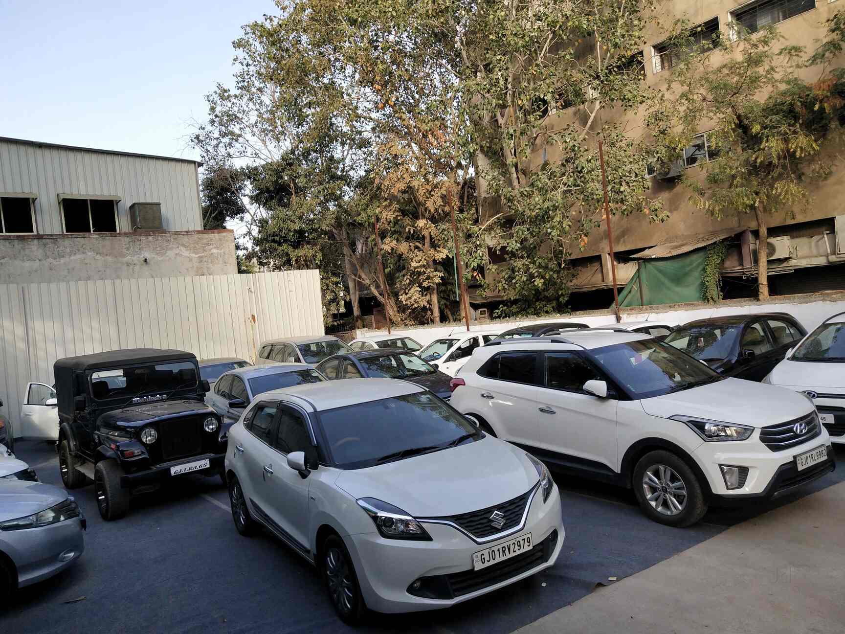 Top Second Hand Luxury Car Dealers in Maninagar Best Used Luxury Car