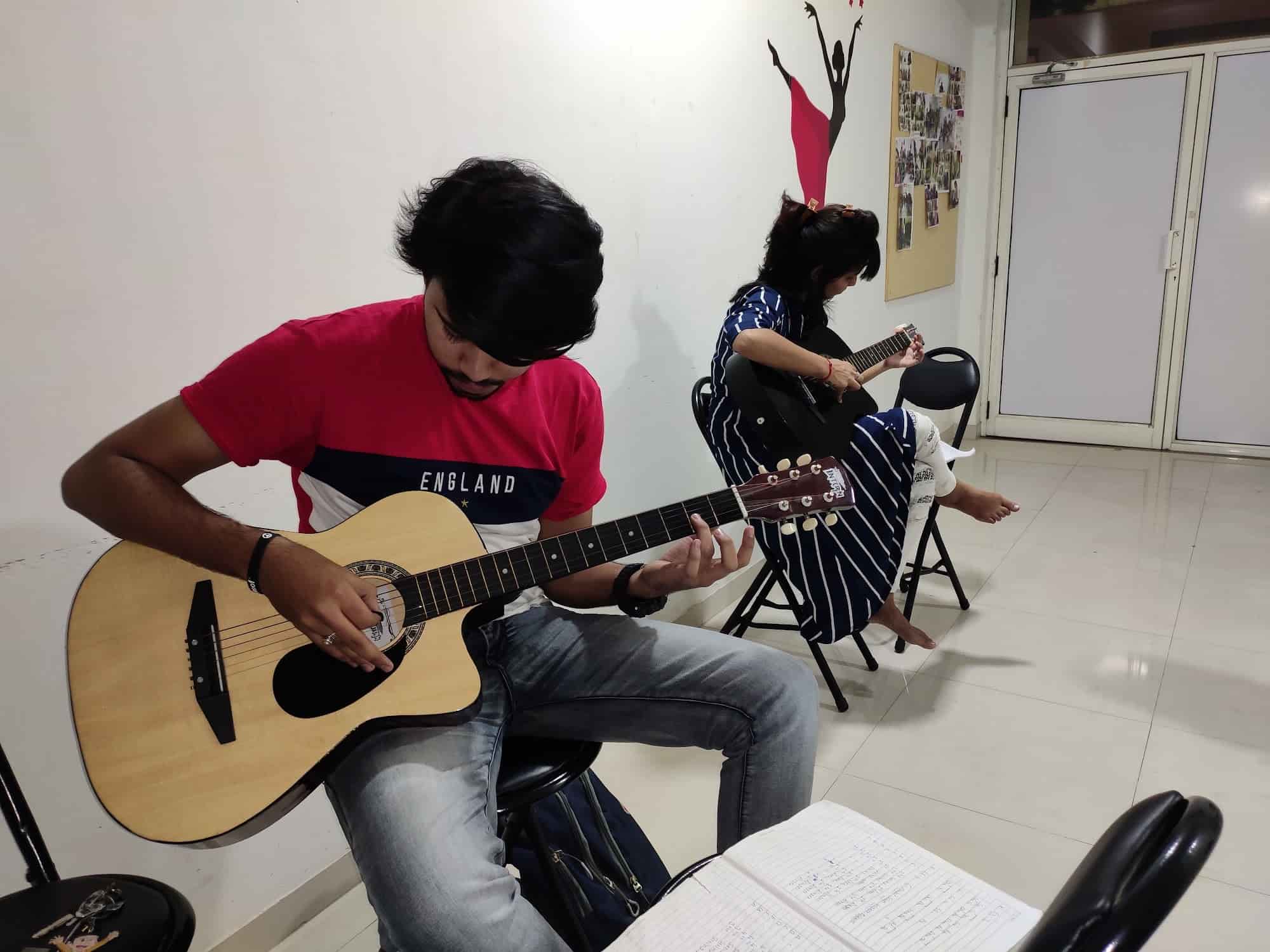 Simusical Studio in Bodakdev,Ahmedabad Best Music Classes For Guitar