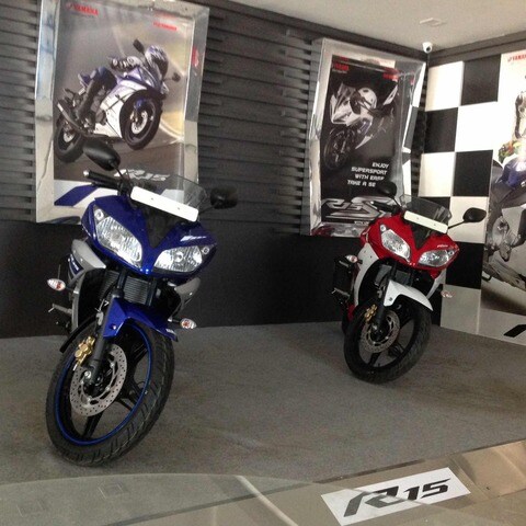 Yamaha r15 hotsell showroom near me