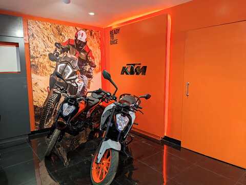 Btm ktm hot sale showroom