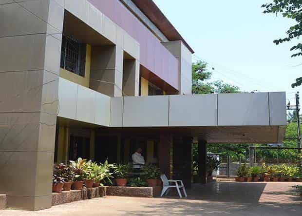 Deccan Medical Centre Logo
