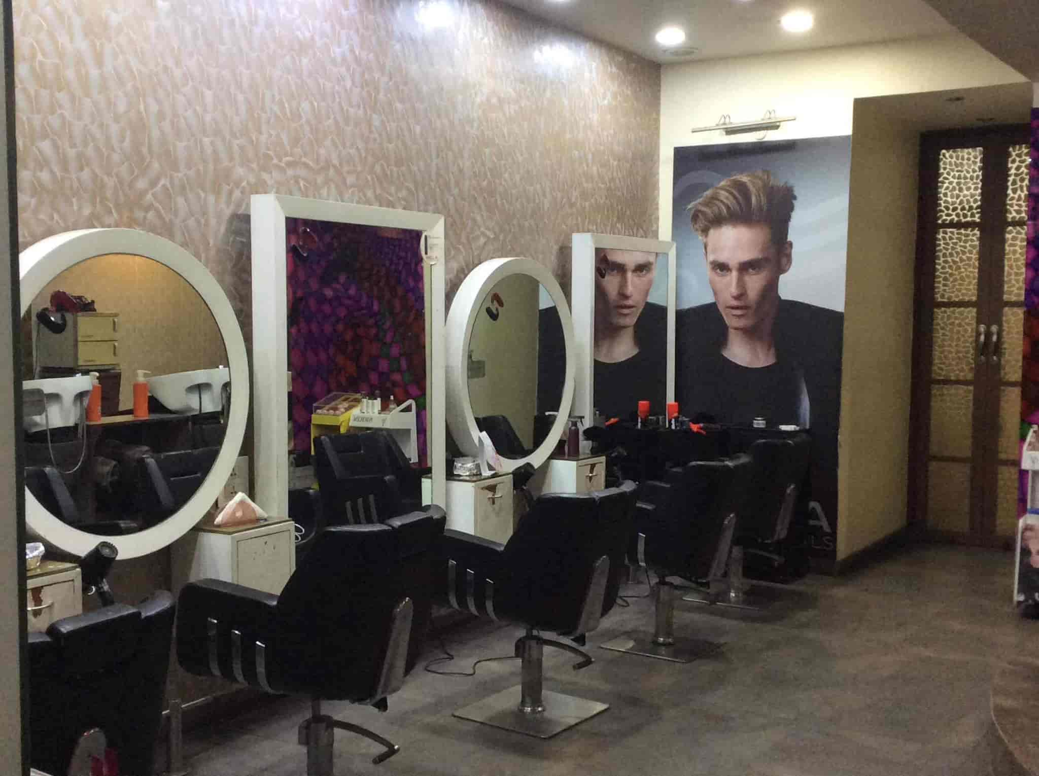 Stands Launch Unisex Salon in Chandigarh Sector 35,Chandigarh Best Makeup Artists in