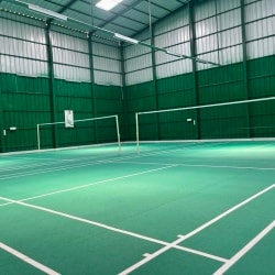 Aqldan ozgan yigit ochiq havoda dugonasining koz ongida qolini silkitadi.