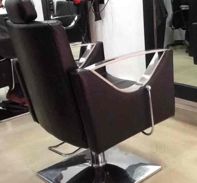 Studio Black Unisex Salon And Spa in Vadapalani,Chennai Best Beauty
