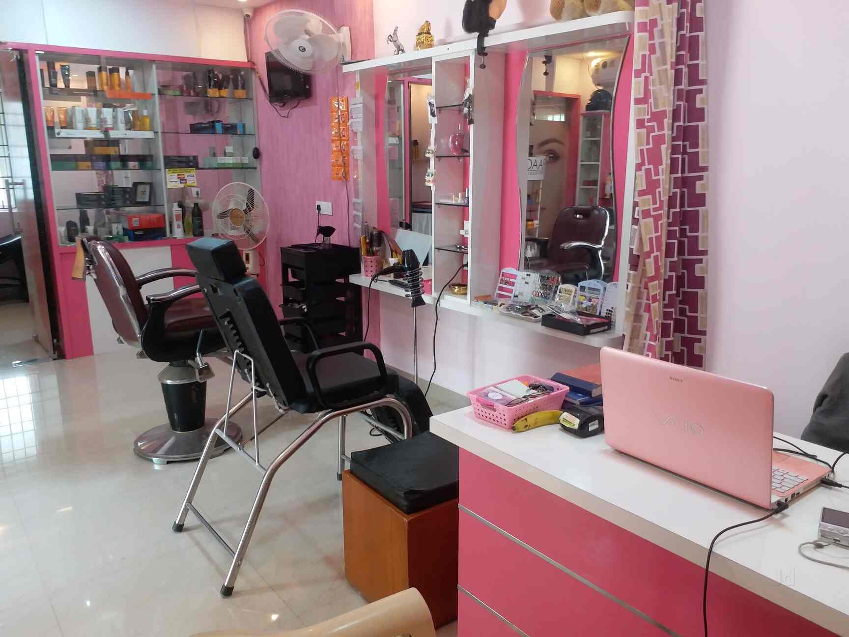 Roshee Clip D Curls in Kotturpuram Chennai Best Beauty Parlours