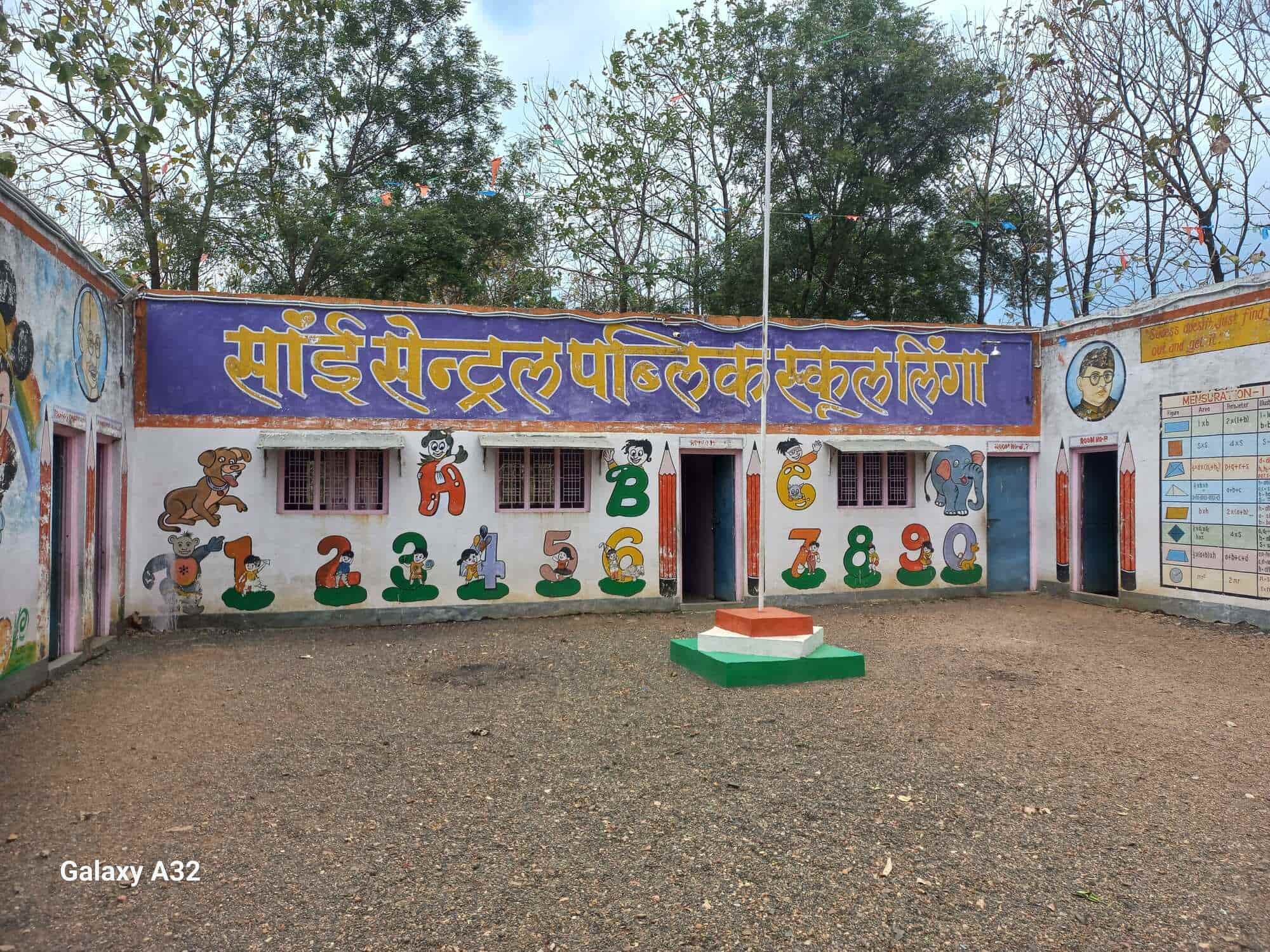 government CMC33S03NI free-standing fridge-freezer with freezer at top