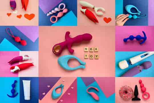 Qul oyoq kiyimlarini yalaydi