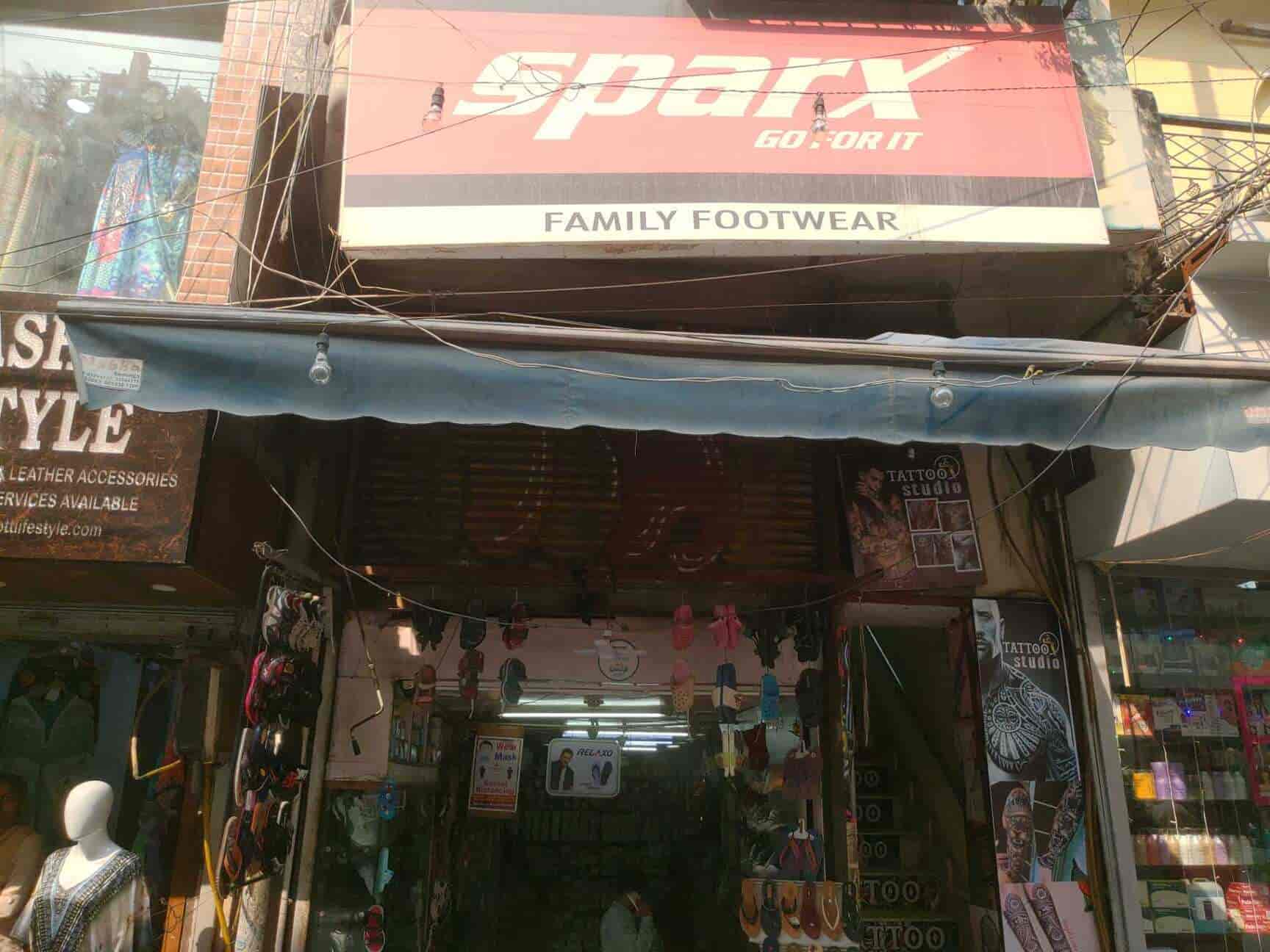Family Foot Wear in Pahar Ganj,Delhi Best Sports Shoe Dealers in