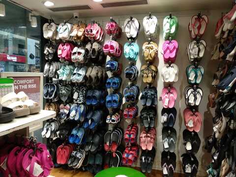 Crocs shop online nearby