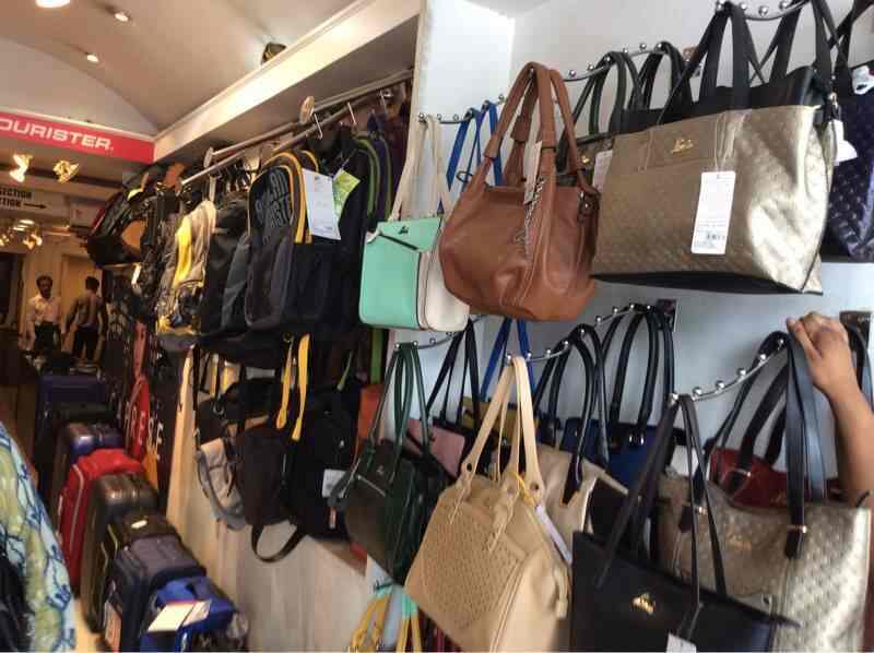 Dhoomimal's Hidesign in Connaught Place,Delhi Best Luggage Bag