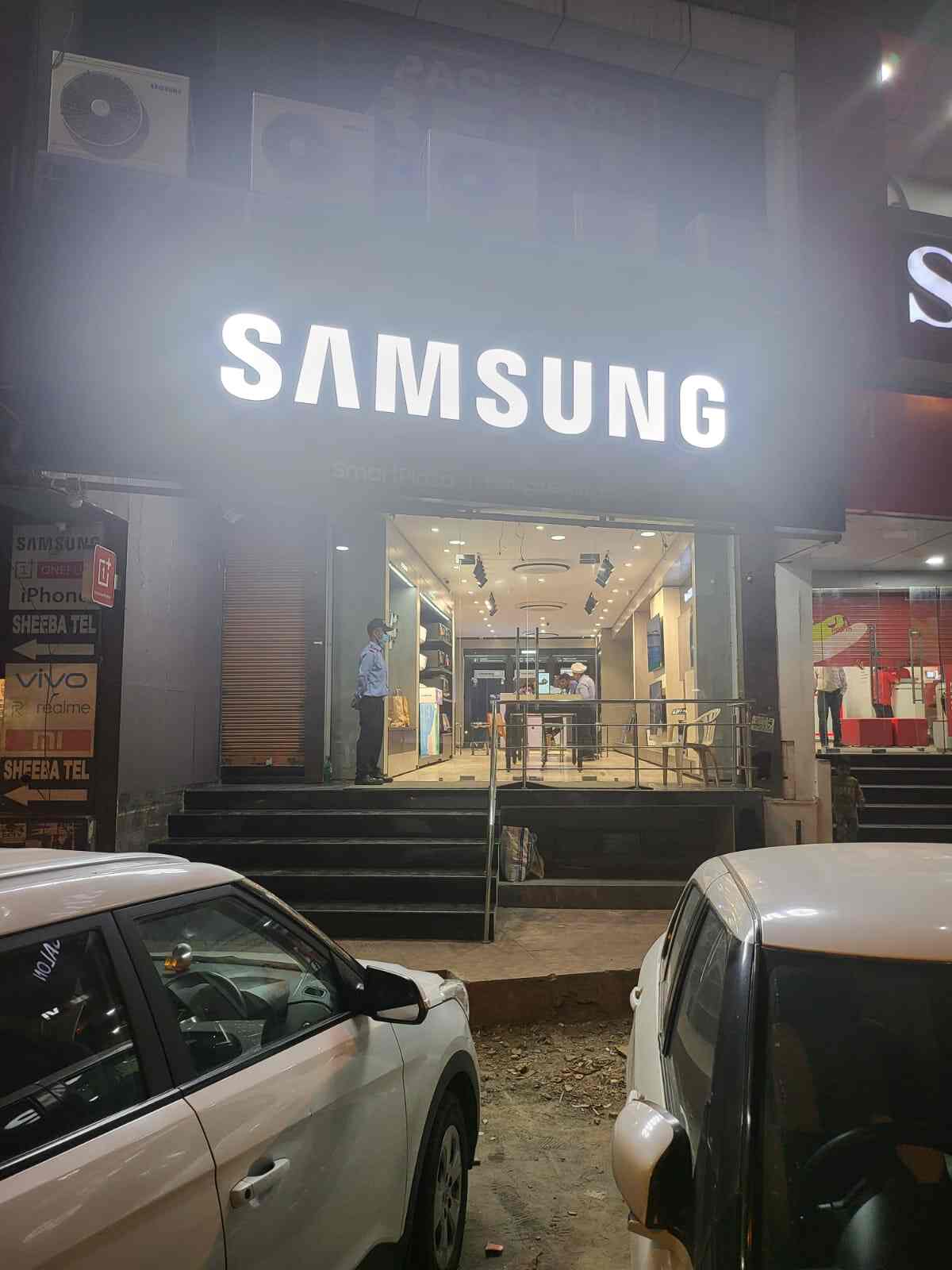 Top Electronic Goods Showrooms near Lajpat Nagar Metro StationLajpat