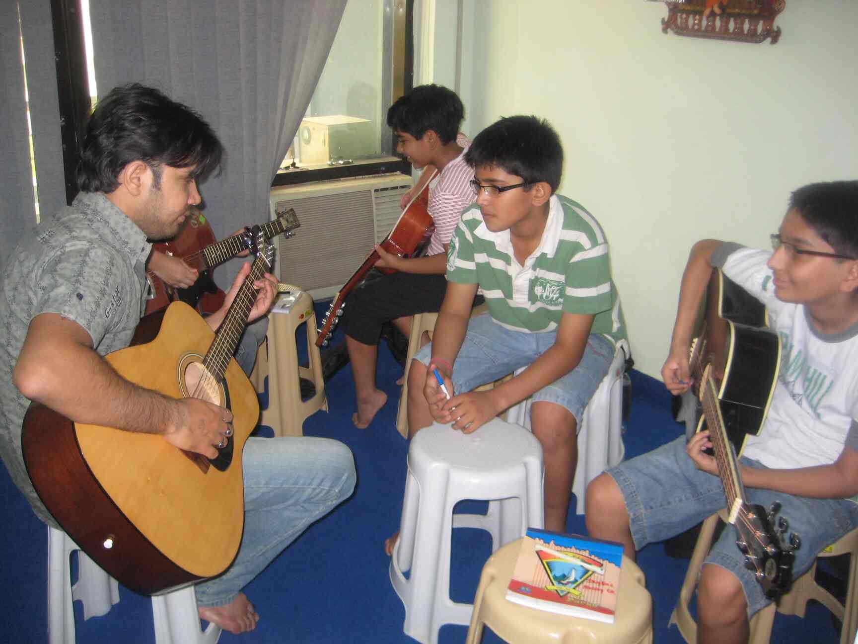 Top Music Classes For Guitar in Dwarka More,Delhi Best Guitar Classes