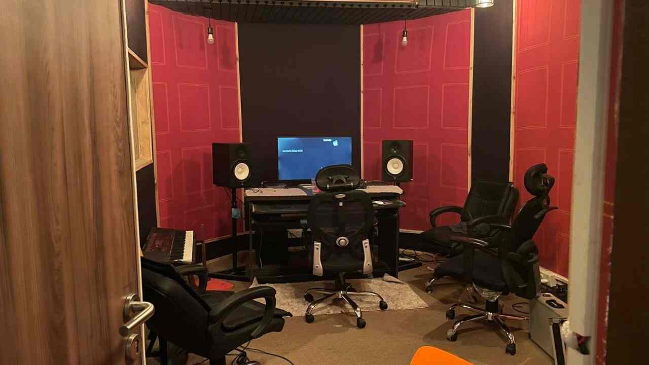Recording Studios in Beta 1Greater Noida, Delhi रिकॉर्डिंग स्टूडियोज