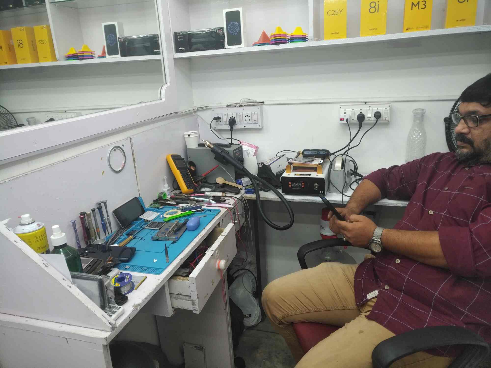 Connect in Shanmugham Road,Ernakulam Best Mobile Phone Dealers in