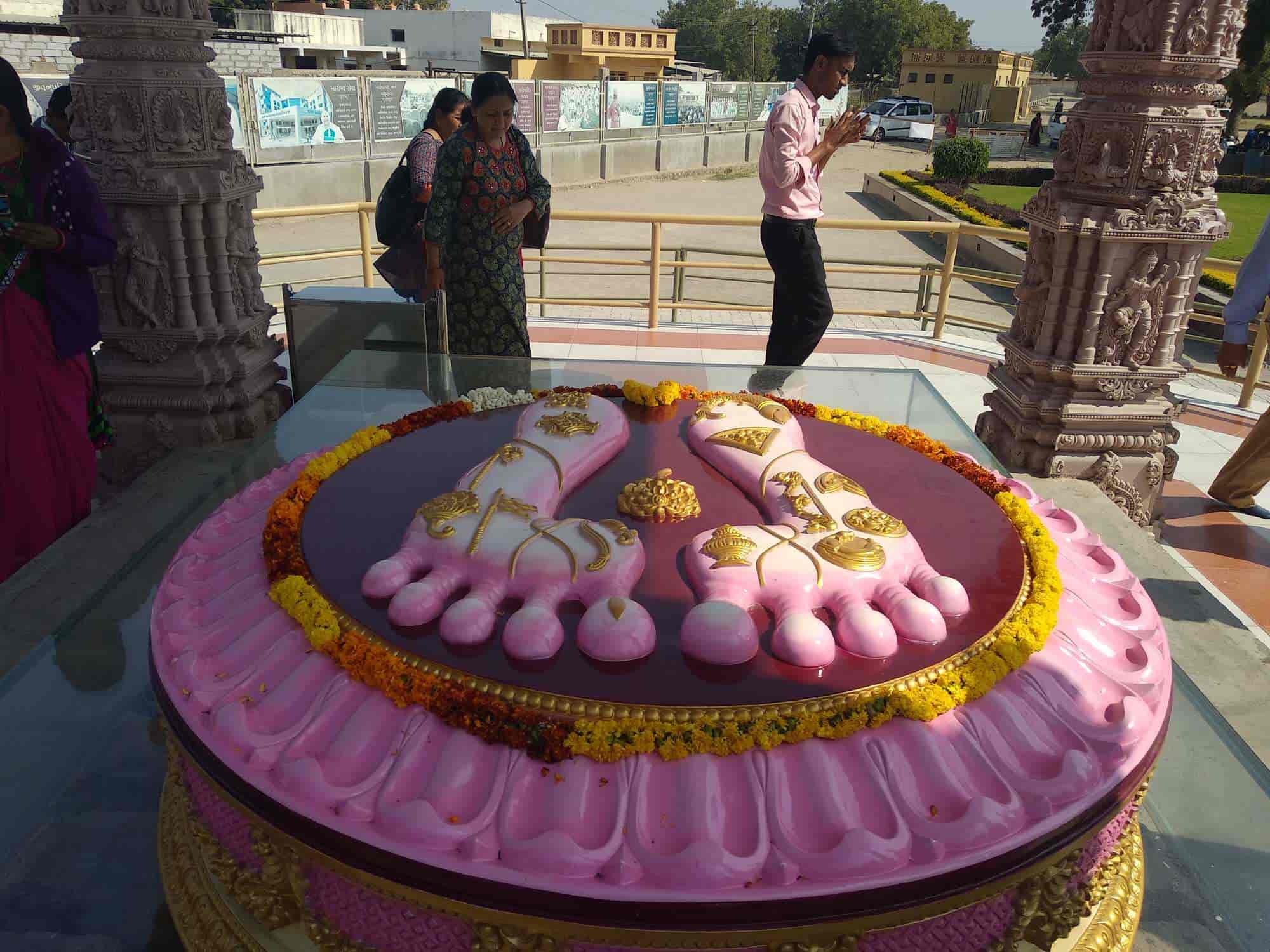 Top Car Rental in Gandhidham Book Reliable Vehicle Rental Cars Near