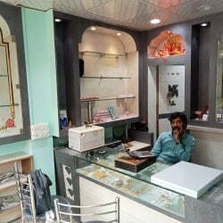 Artificial jewellery showroom hot sale