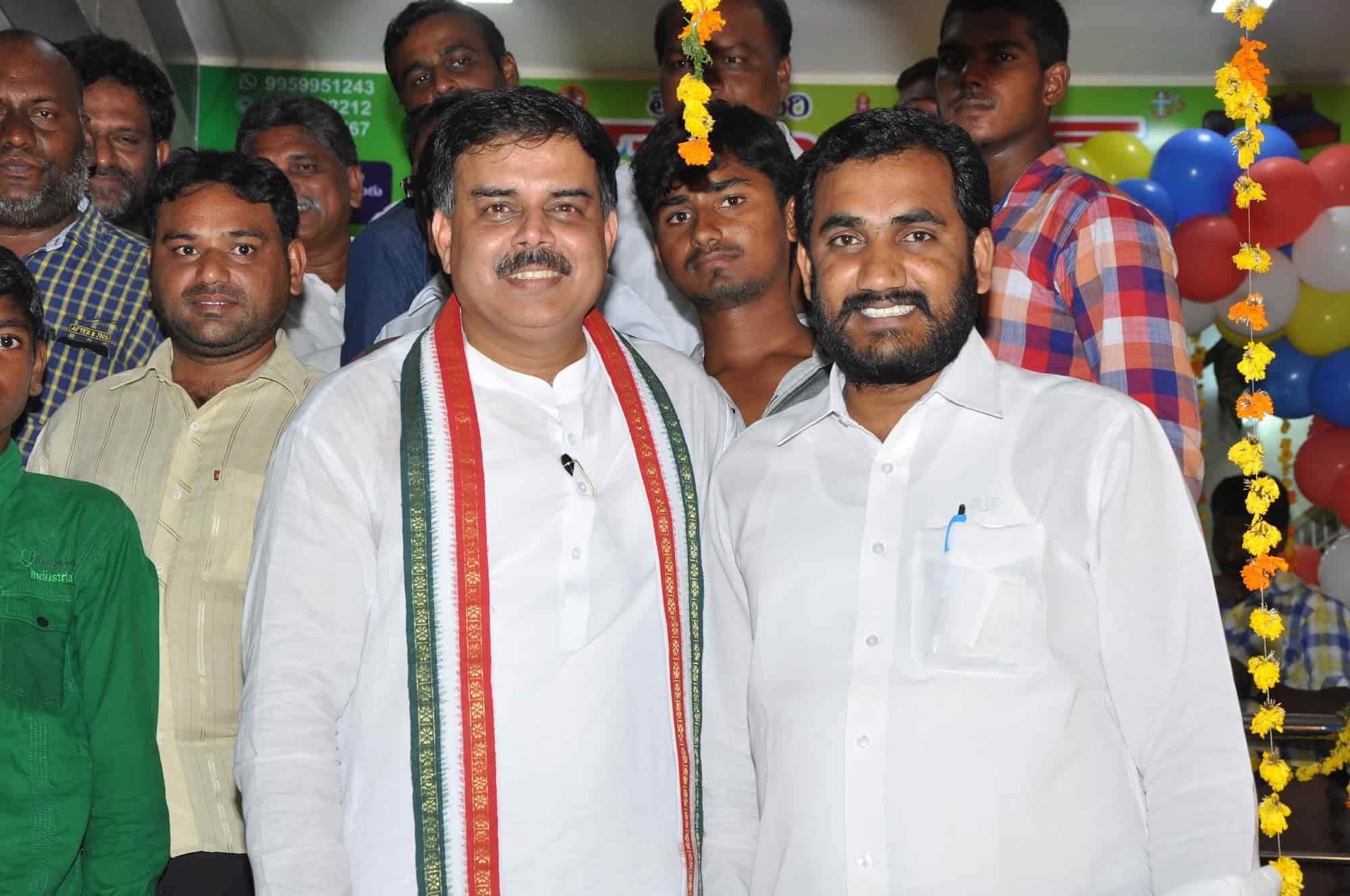 Deepa Art Gallery in Arundalpet Guntur,Guntur Best Photo Frame