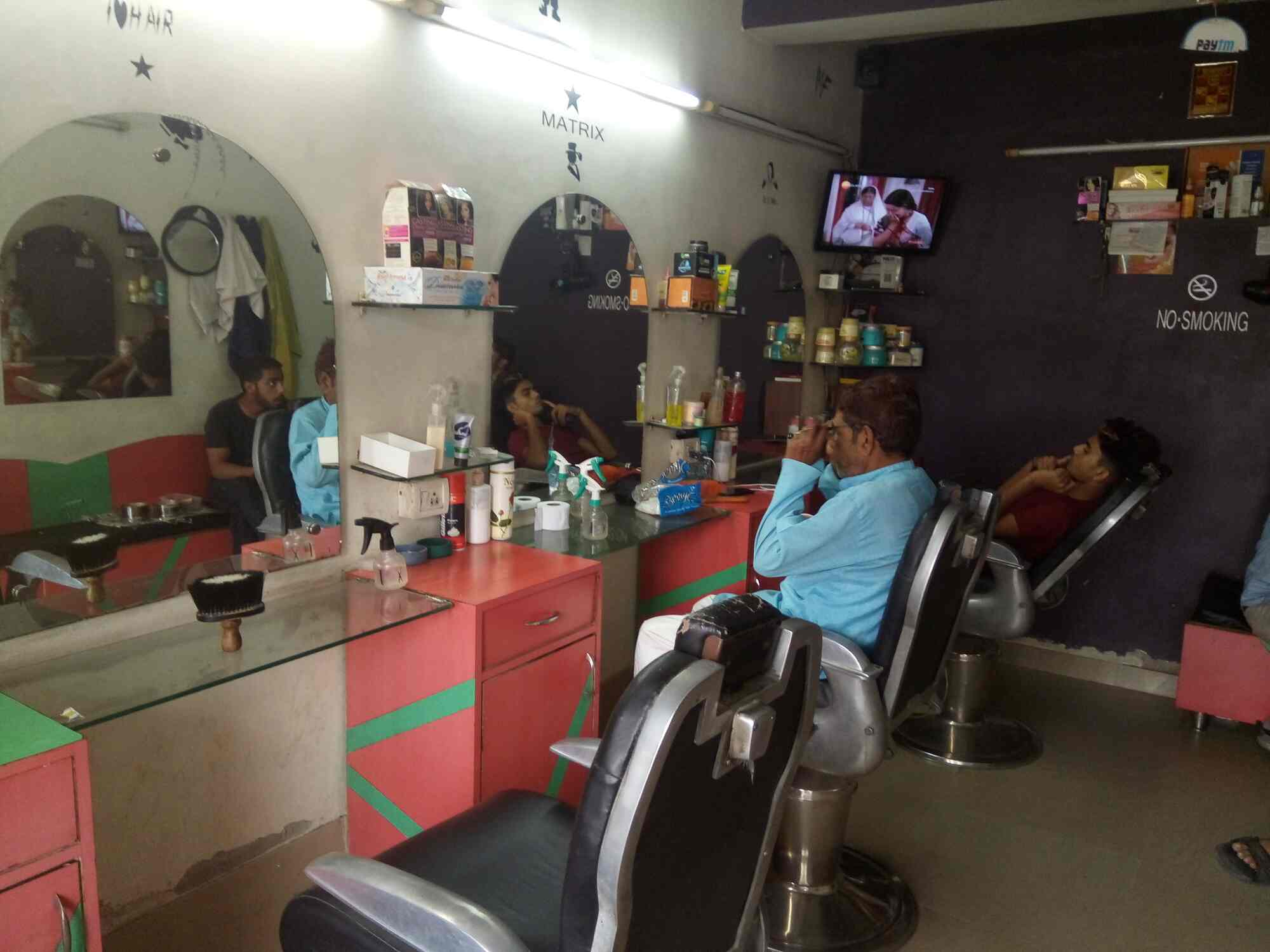 New Looks Hair Cut Saloon in Gurgaon Sector 32,Delhi Best Beauty