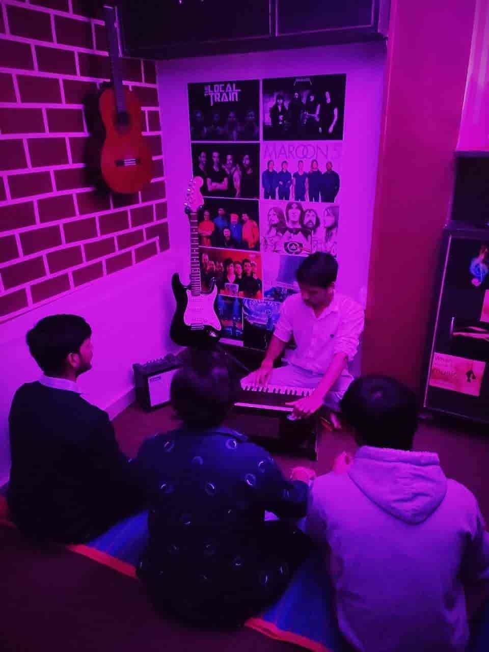 Sadhana guitar class in Nai Sadak,Gwalior Best Private Music Classes