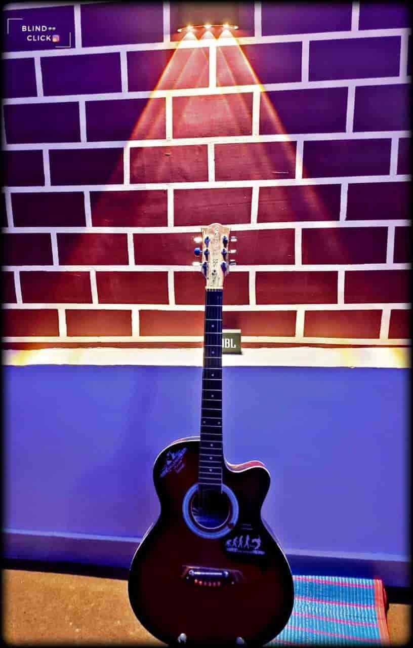 Sadhana guitar class in Nai Sadak,Gwalior Best Private Music Classes