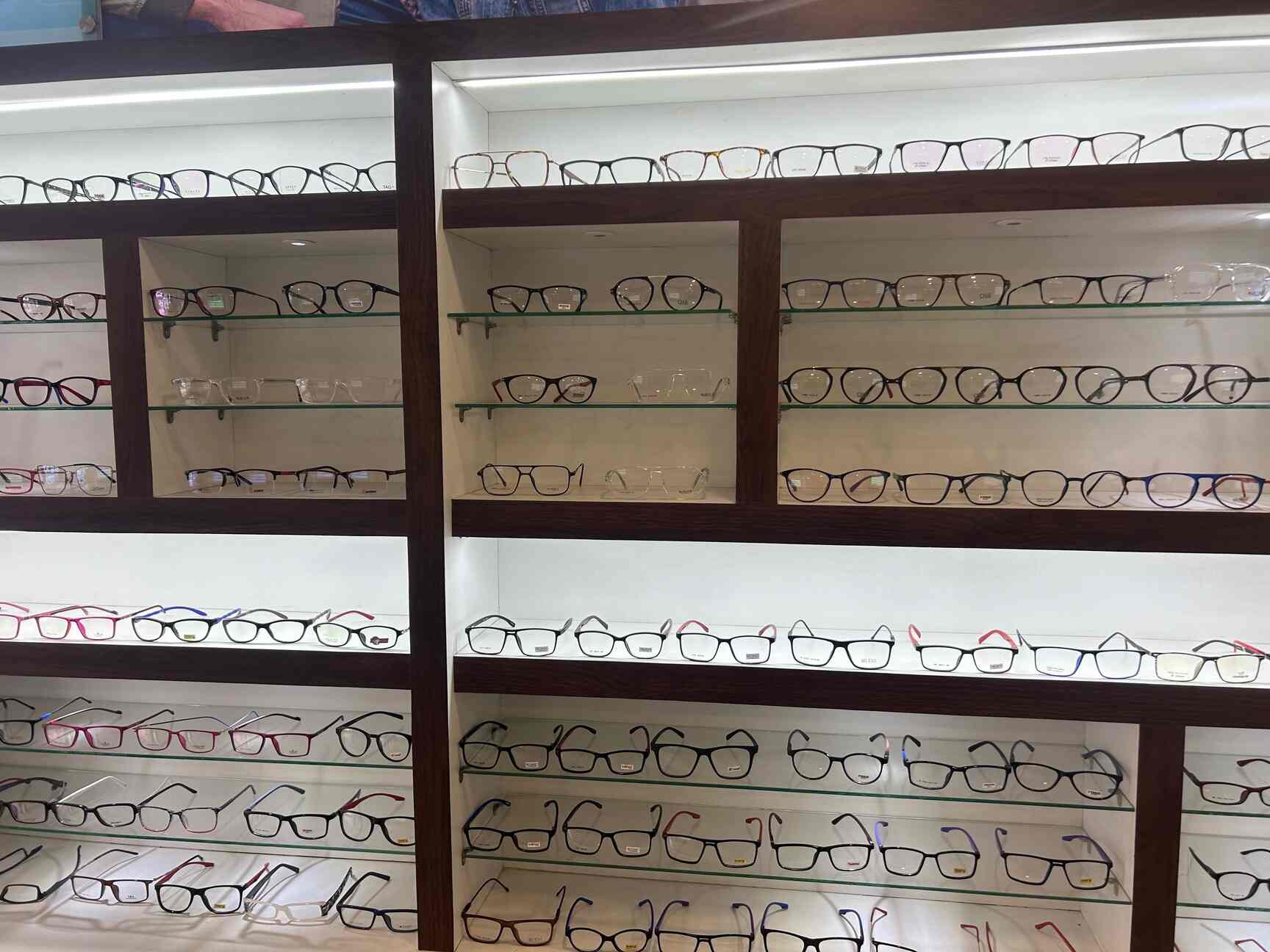 Optical Express in KPHB Phase 1,Hyderabad Best Spectacle Frame