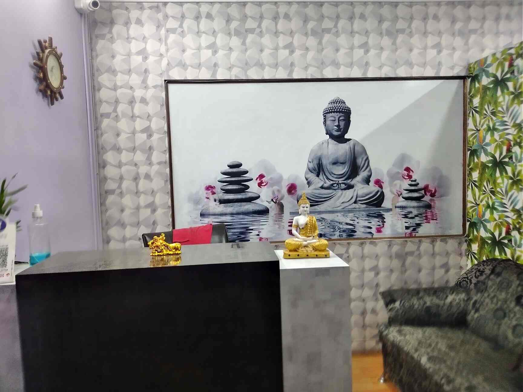 Glamorous Family Saloon in Banjara Hills,Hyderabad Best Body Massage