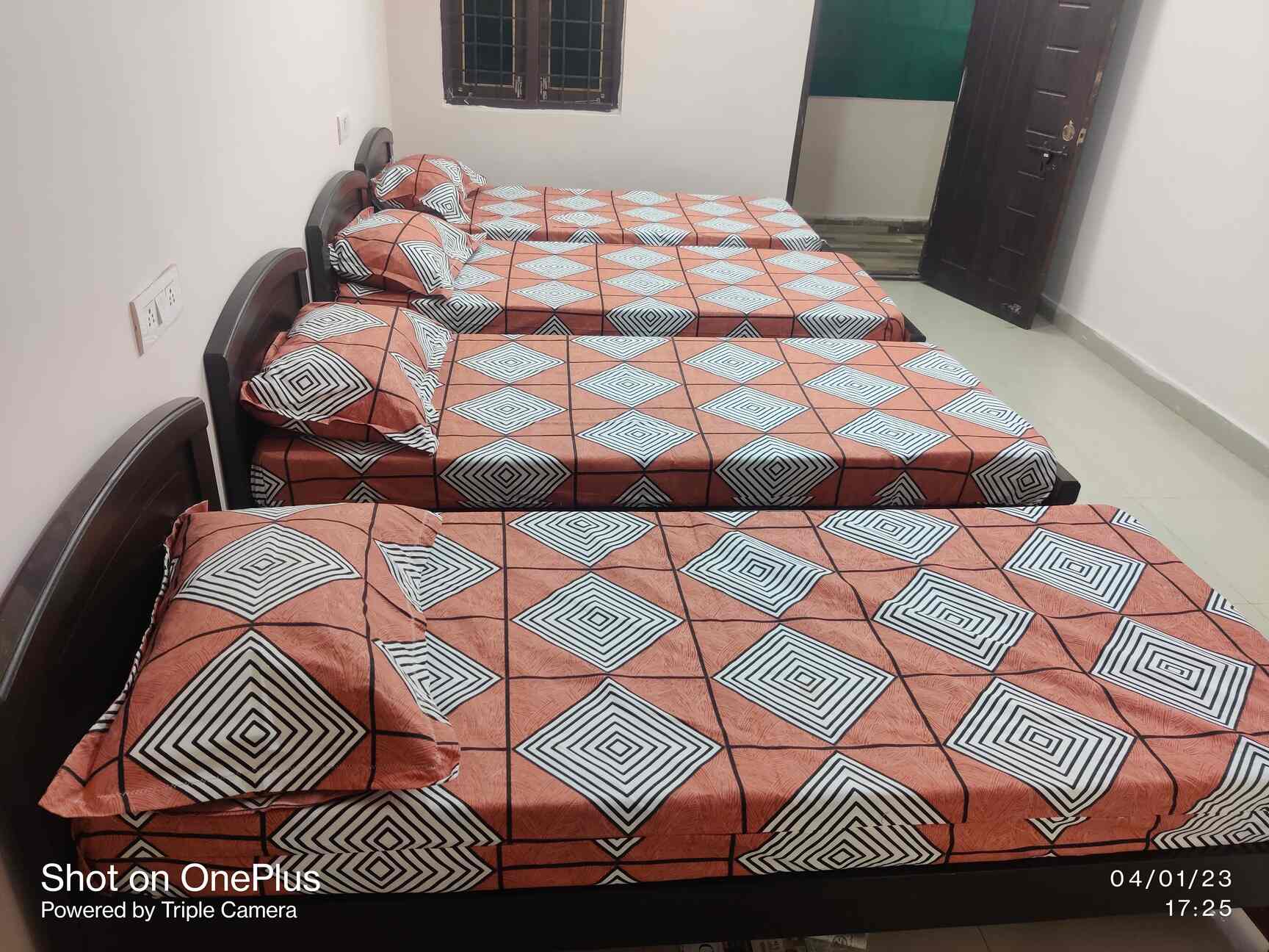 Book Manikanta Deluxe Men's Hostel in Jubilee Hills,Hyderabad Best