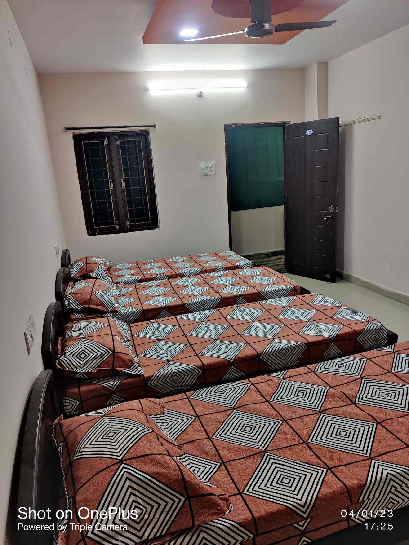 Book Manikanta Deluxe Men's Hostel in Jubilee Hills,Hyderabad Best