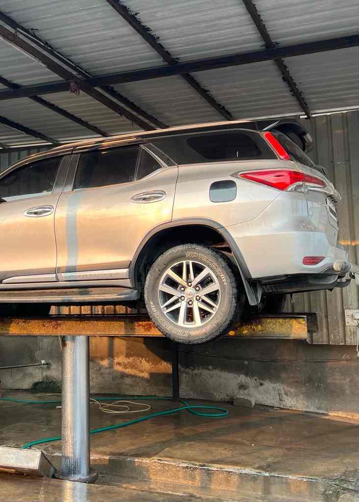 Lucky Hydraulic Car Foam Wash in Hill County,Hyderabad Best Car