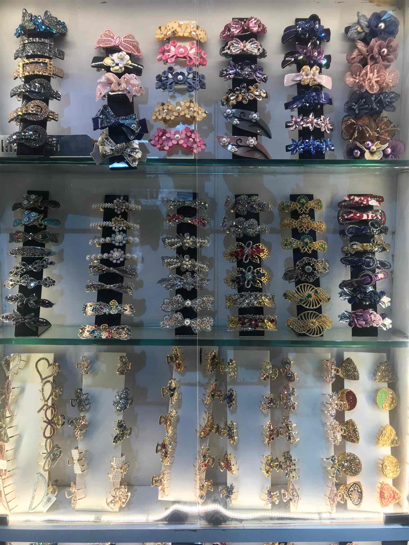 Rangoli Exclusive in Begum Bazar,Hyderabad Best Hair Accessory