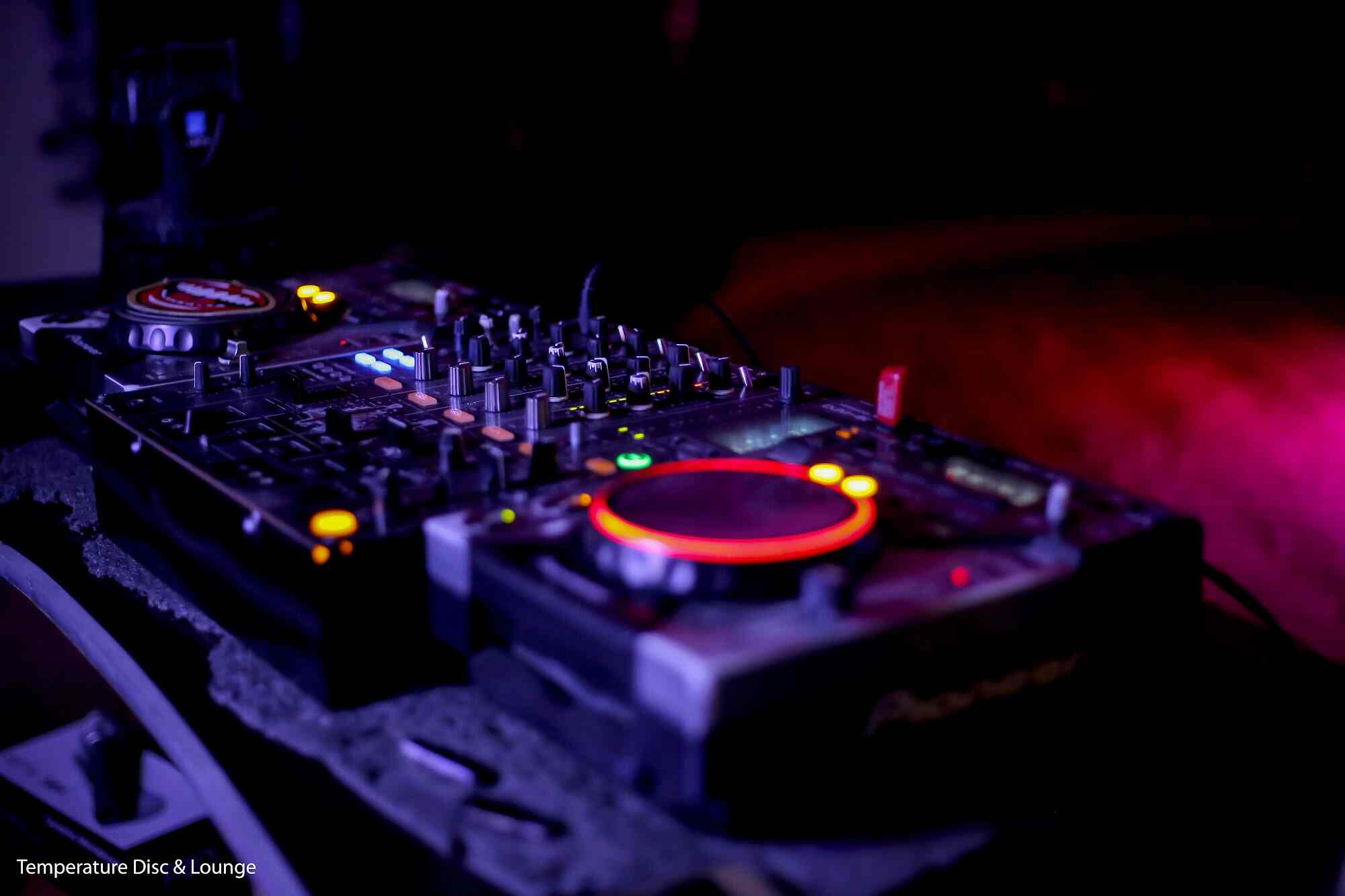 Temperature Disc Lounge In Race Course Road Indore Book A Table 