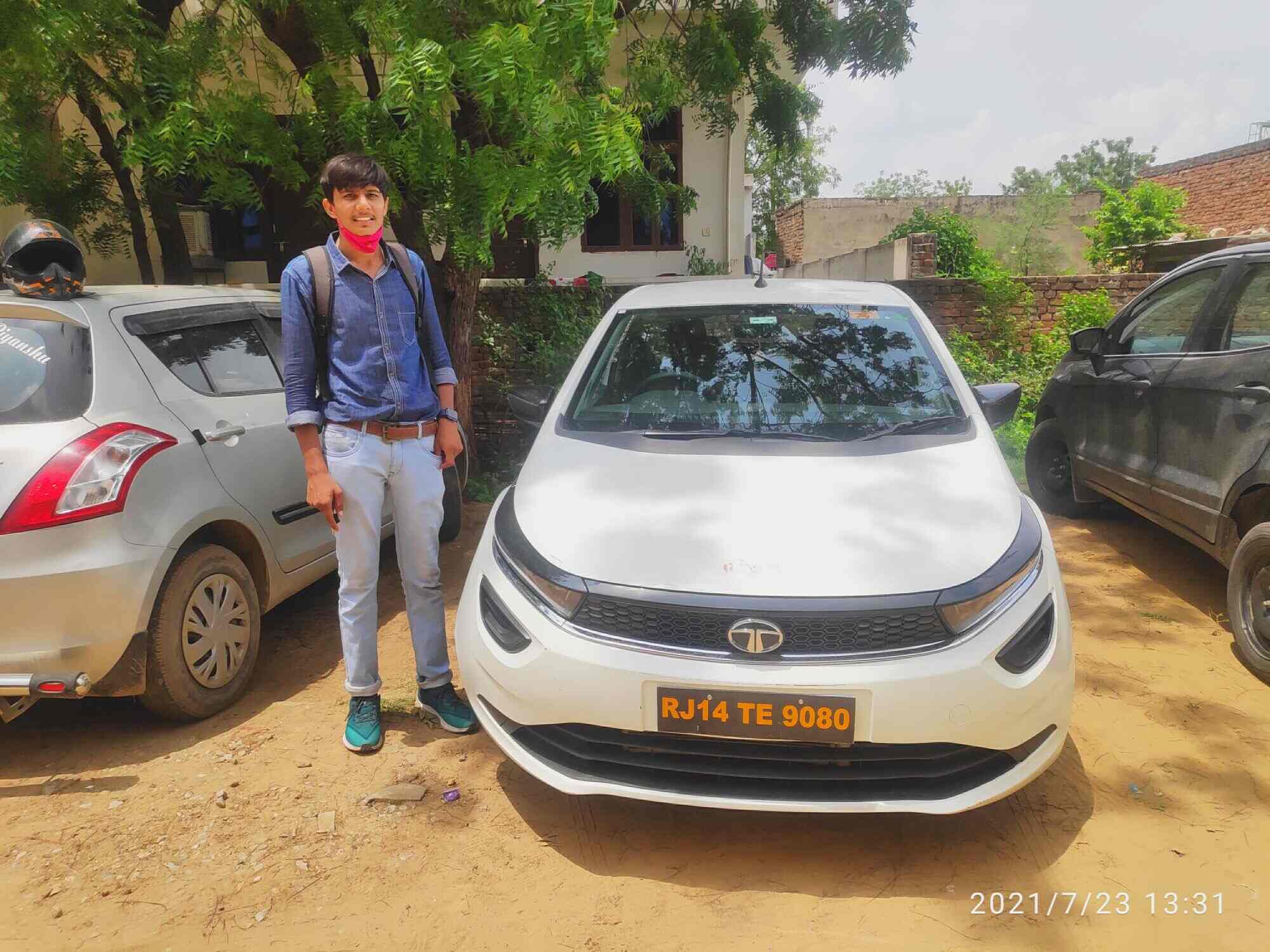 Top Tata Magic Car Rental in Jaipur Best Tata Magic Car Rental near