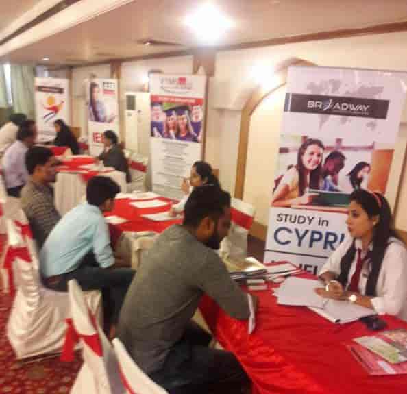 Top Visa Assistance For Qatar in Udhna Main Road - Best Visa