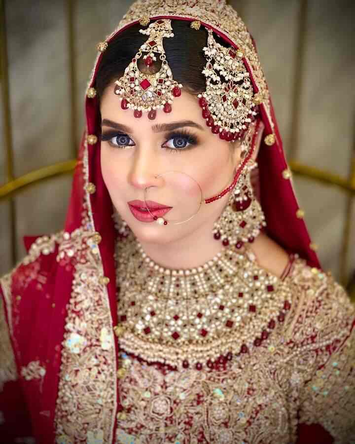 Stylish Maang Tikka Hairstyle Ideas | Easy Hairstyles For Wedding |  Hairstyle With Bindiya - YouTube