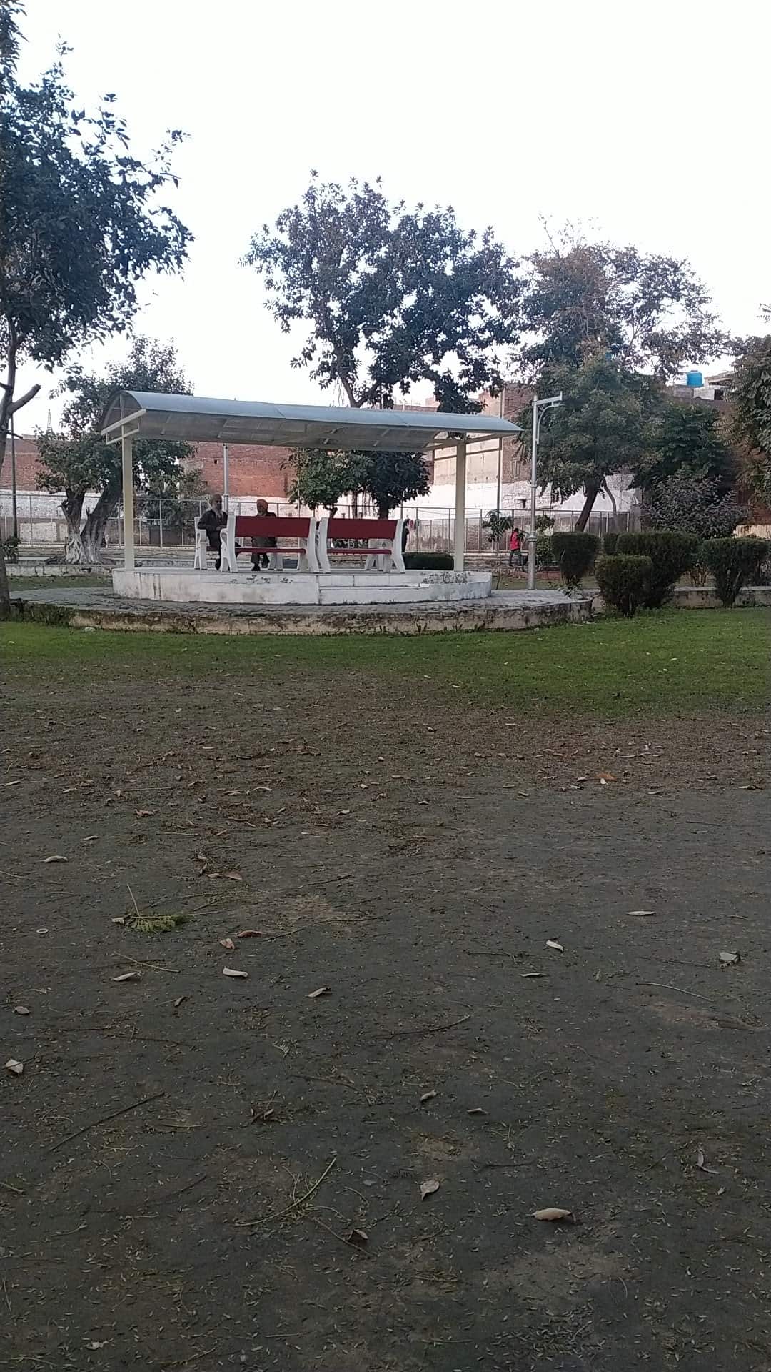 Interfaz de usuario de Goldenpark mostrando opciones de apuestas y casino en dispositivos móviles