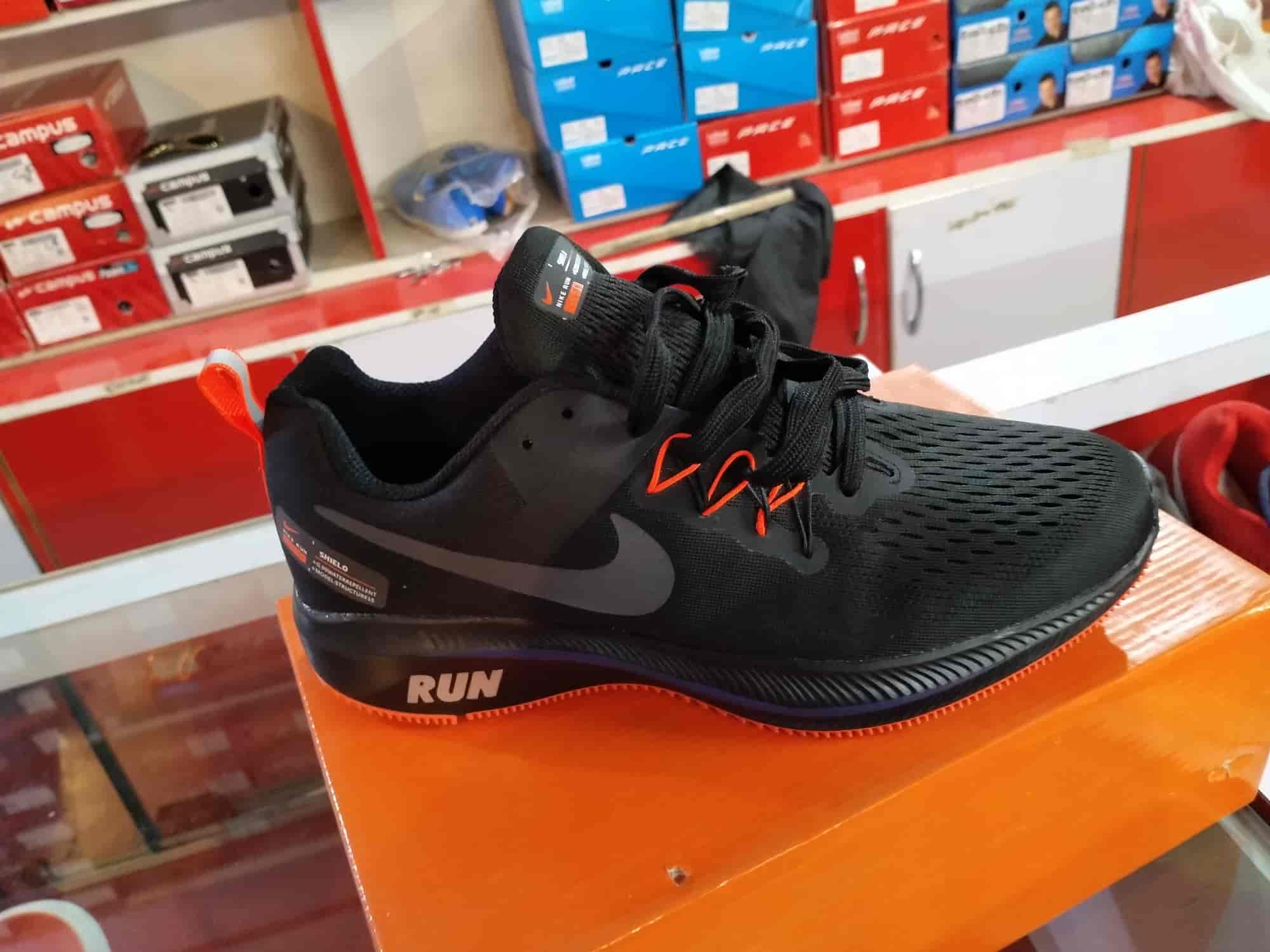 nike run vtility shielo price
