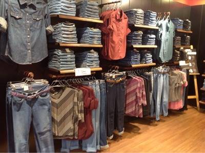 levis borivali