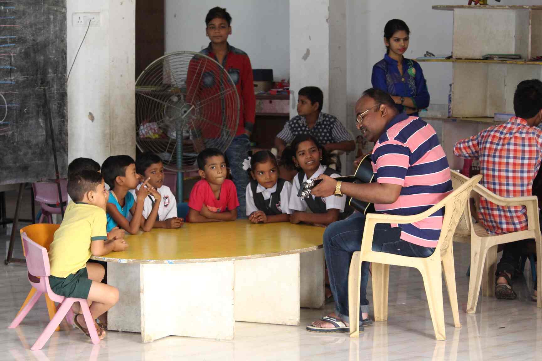 Divine Guitar Classes in Nalasopara East,Mumbai Best Music Classes