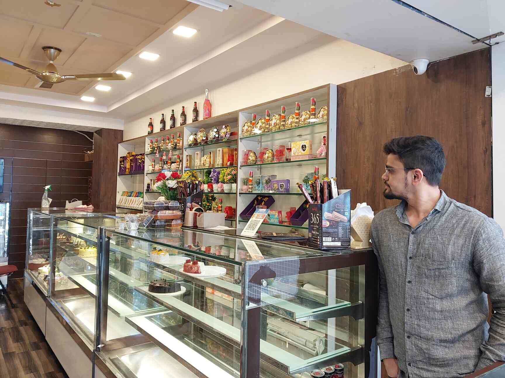 Finom Cake Stop in Borivali West,Mumbai Order Food Online Best Cake