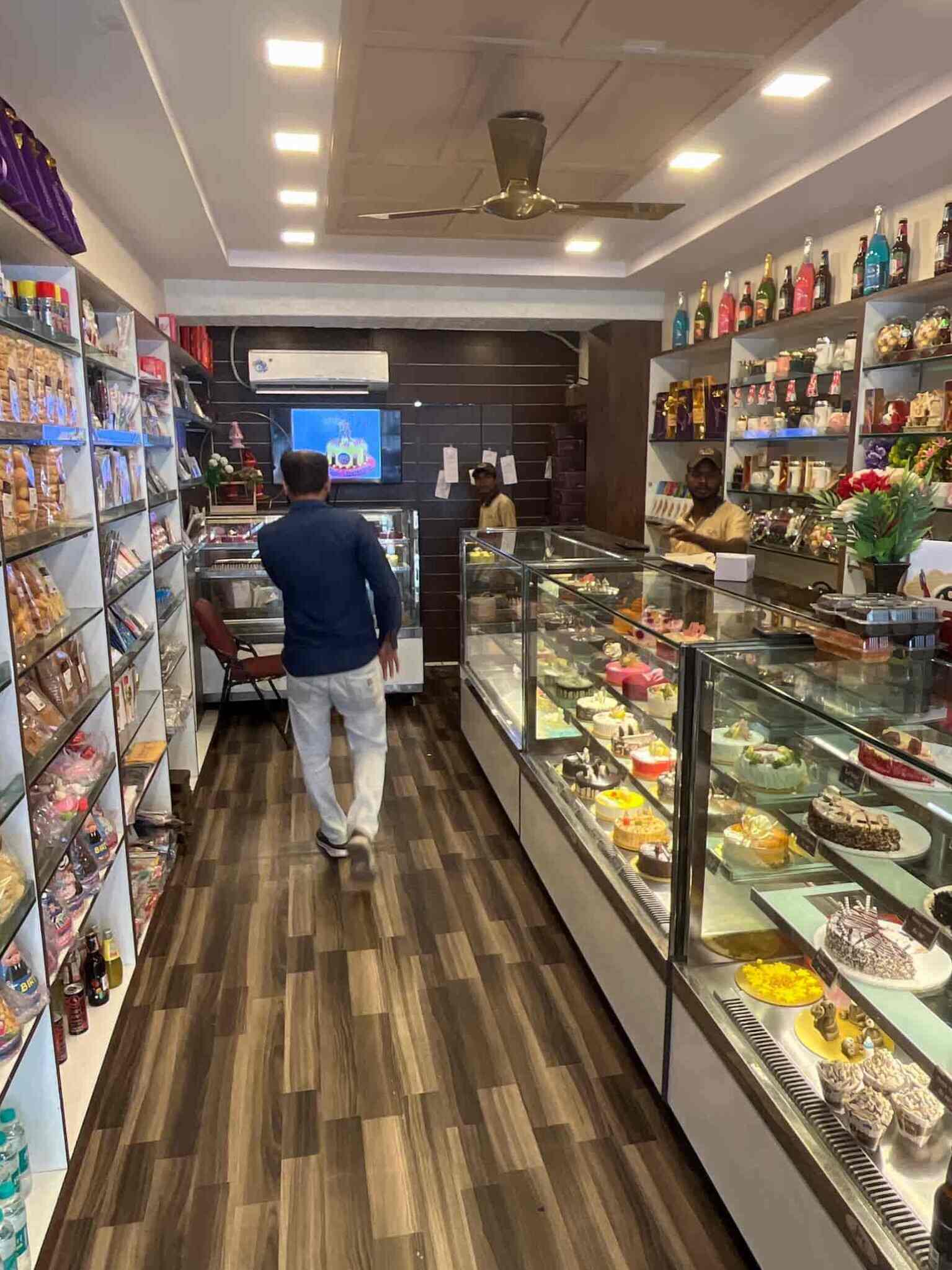 Finom Cake Stop in Borivali West,Mumbai Order Food Online Best Cake