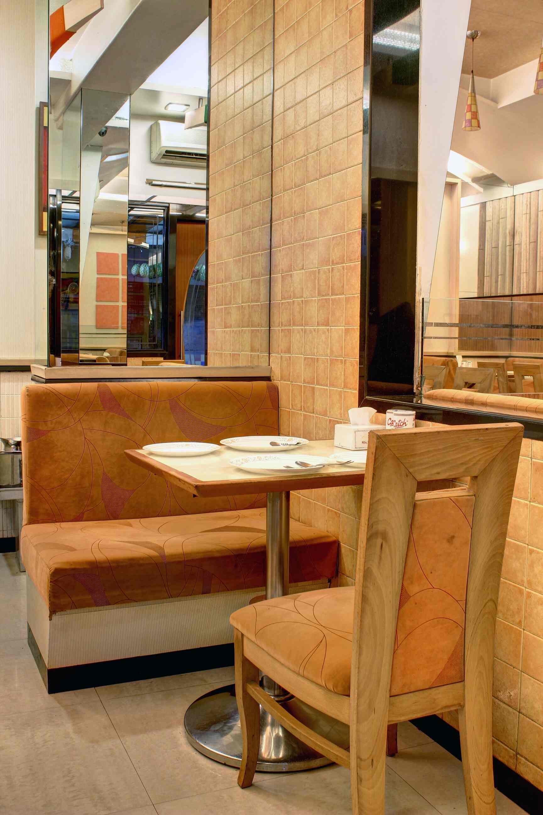 High Point Veg Restaurant in Lokhandwala Complexandheri West,Mumbai