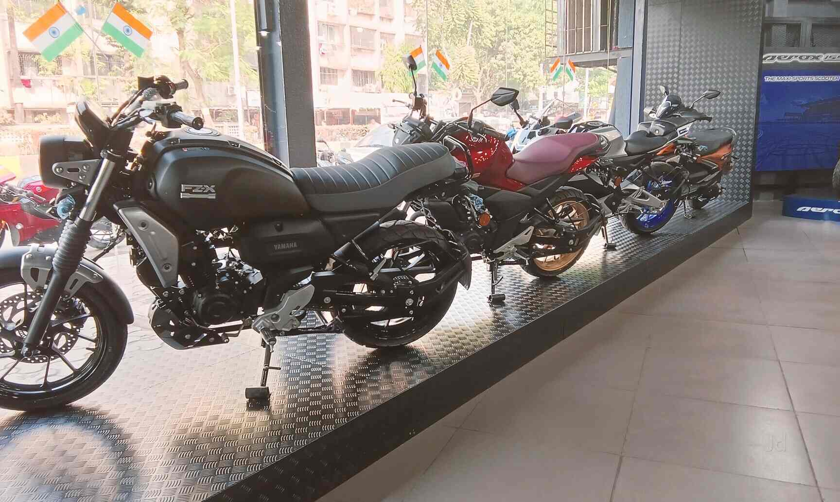 Yamaha Showroom and Service Centre (HP Motors) in Kandivali West,Mumbai Best YamahaMotorcycle