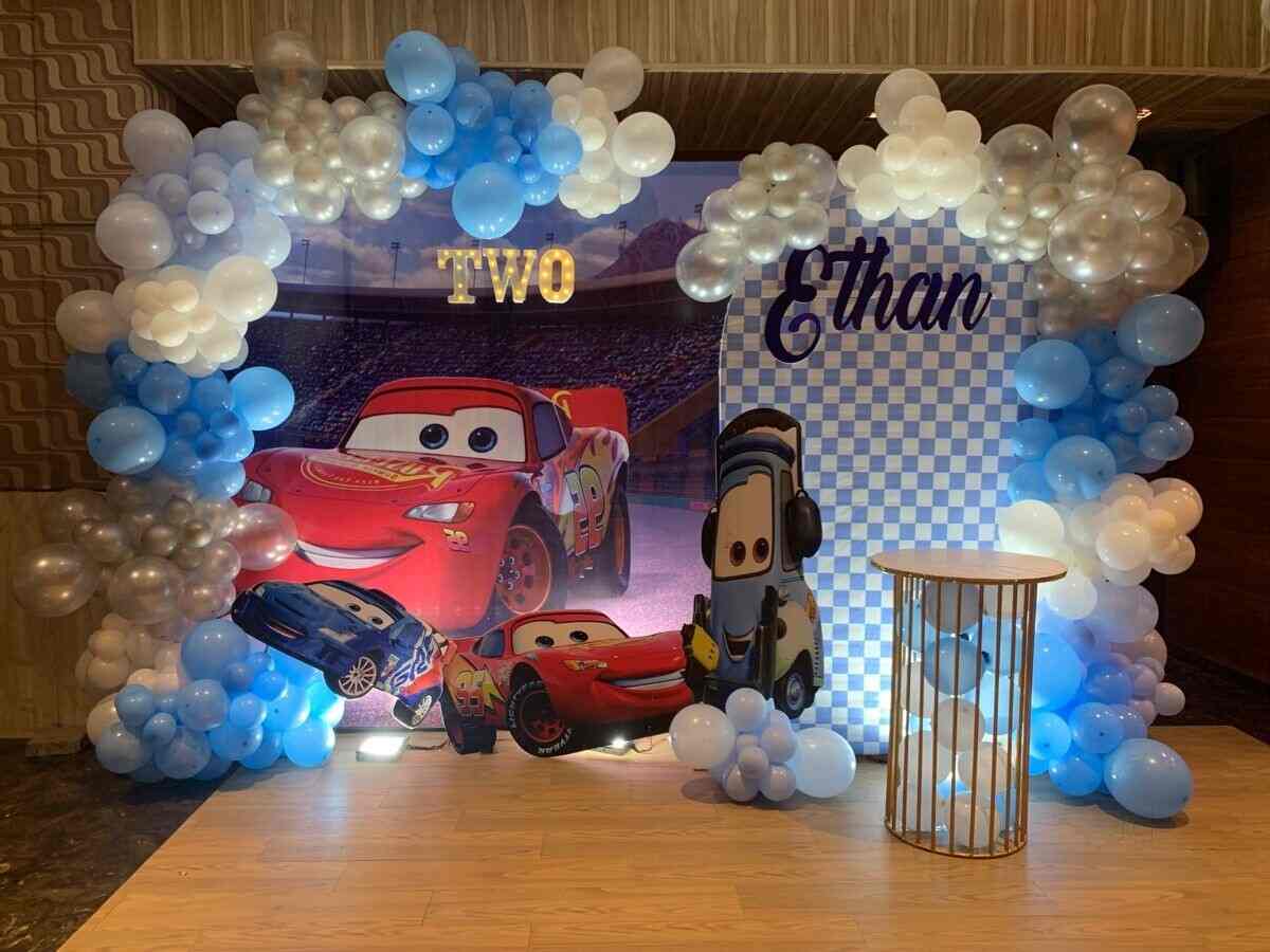 Details 137+ ferns and petals balloon decoration super hot noithatsi.vn