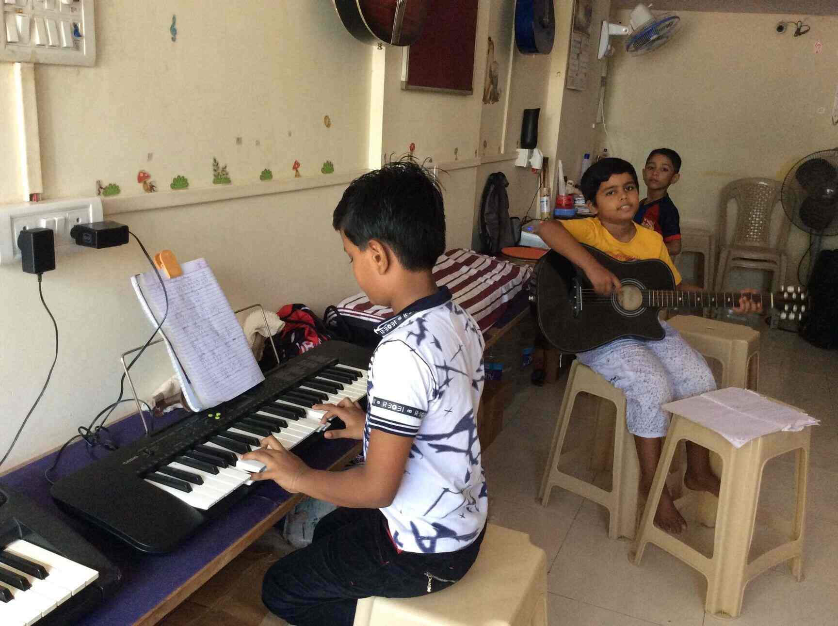 Top Music Classes For Guitar in Kamothe,Mumbai Best Guitar Classes