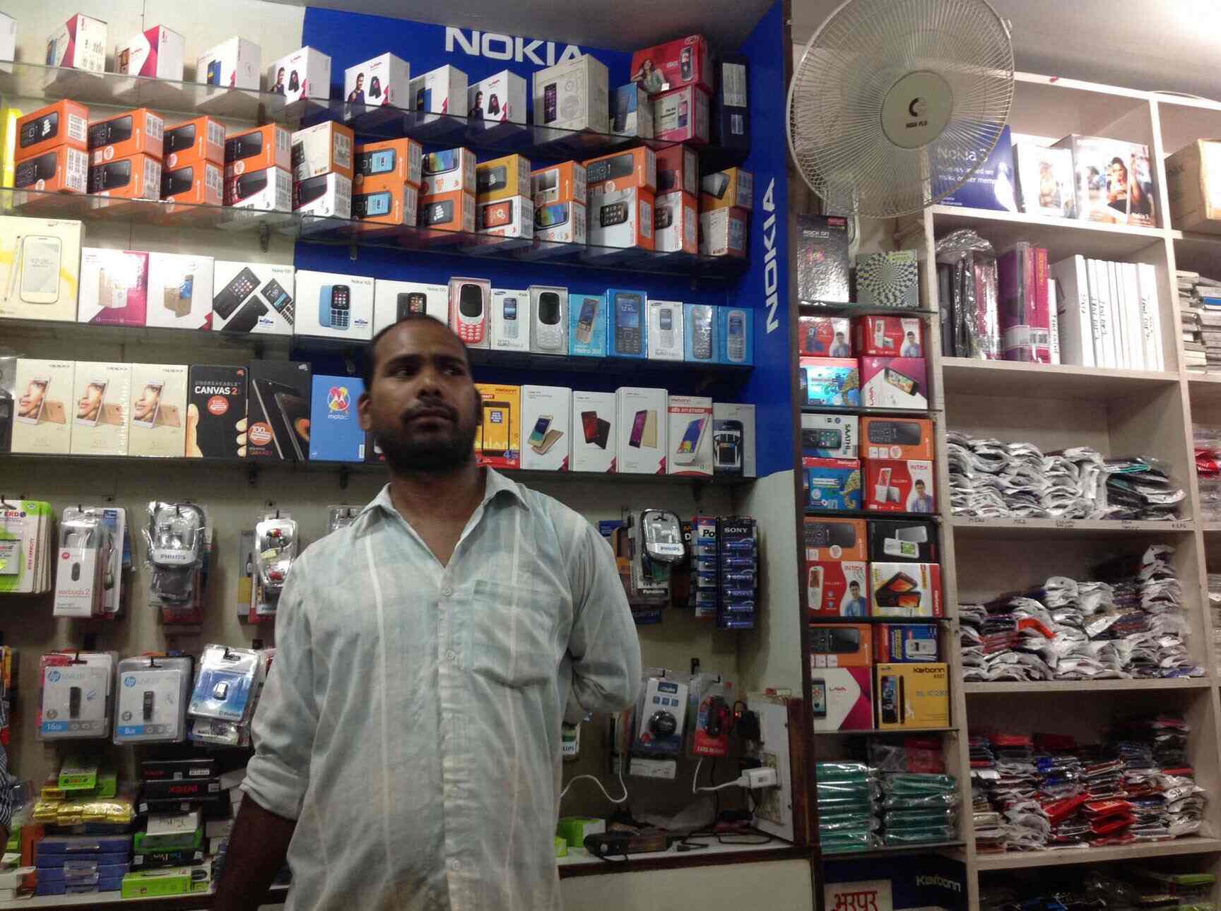 Balaji Stationery in Noida Sector 18,Delhi Best MotorolaMobile Phone