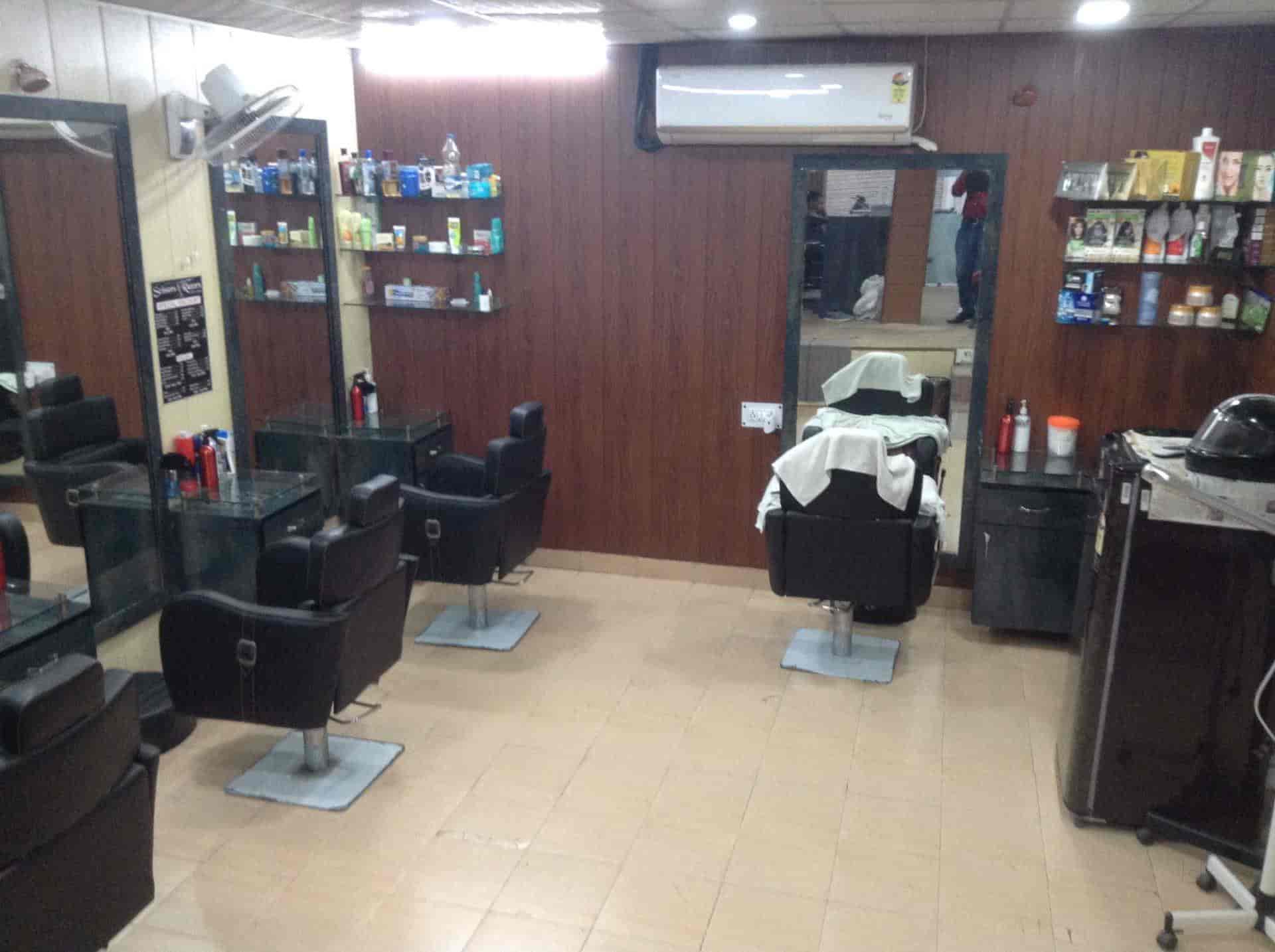 Scissors and Razors in Noida Sector 104,Delhi Best Salons in Delhi