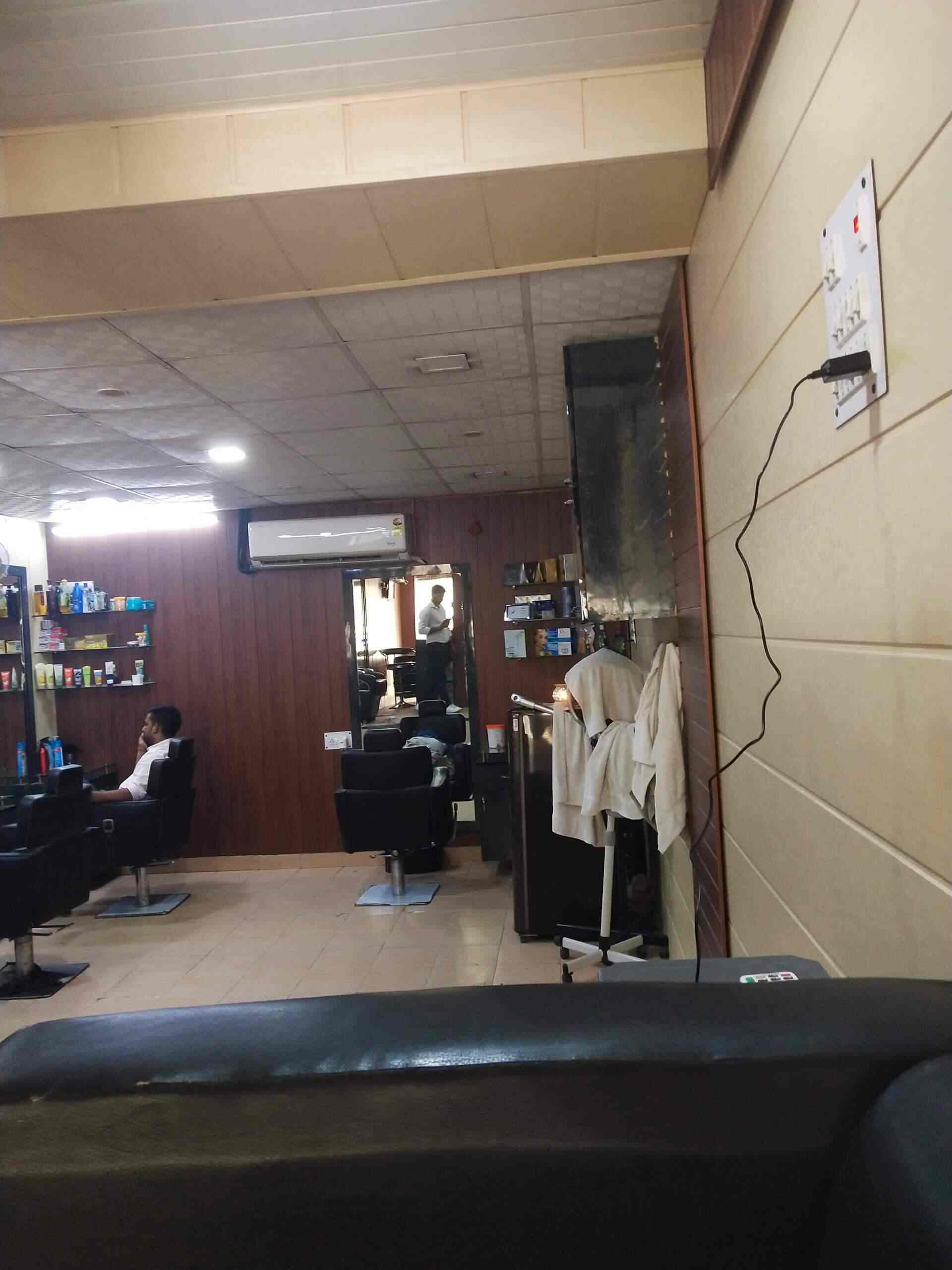 Scissors and Razors in Noida Sector 104,Delhi Best Salons in Delhi