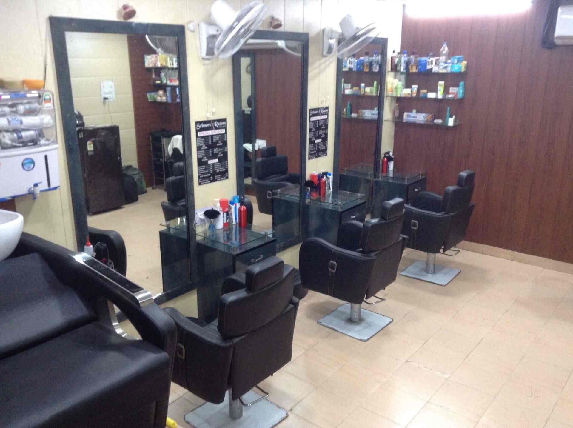 Scissors and Razors in Noida Sector 104,Delhi Best Salons in Delhi
