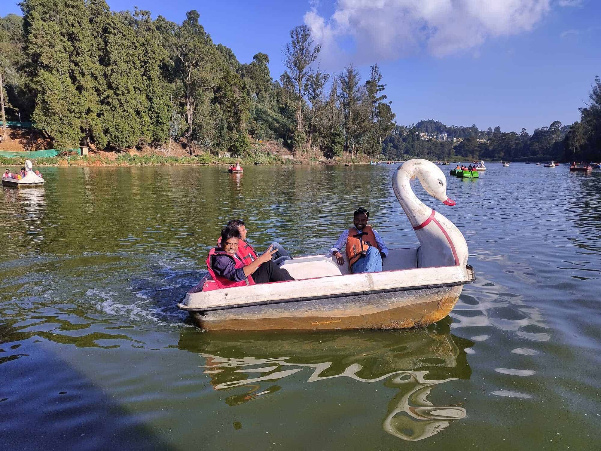 https://content.jdmagicbox.com/comp/ooty/r4/9999px423.x423.141211151417.i5r4/catalogue/ooty-lake-lake-road-ooty-tourist-attraction-mp7u32lg4n.jpg